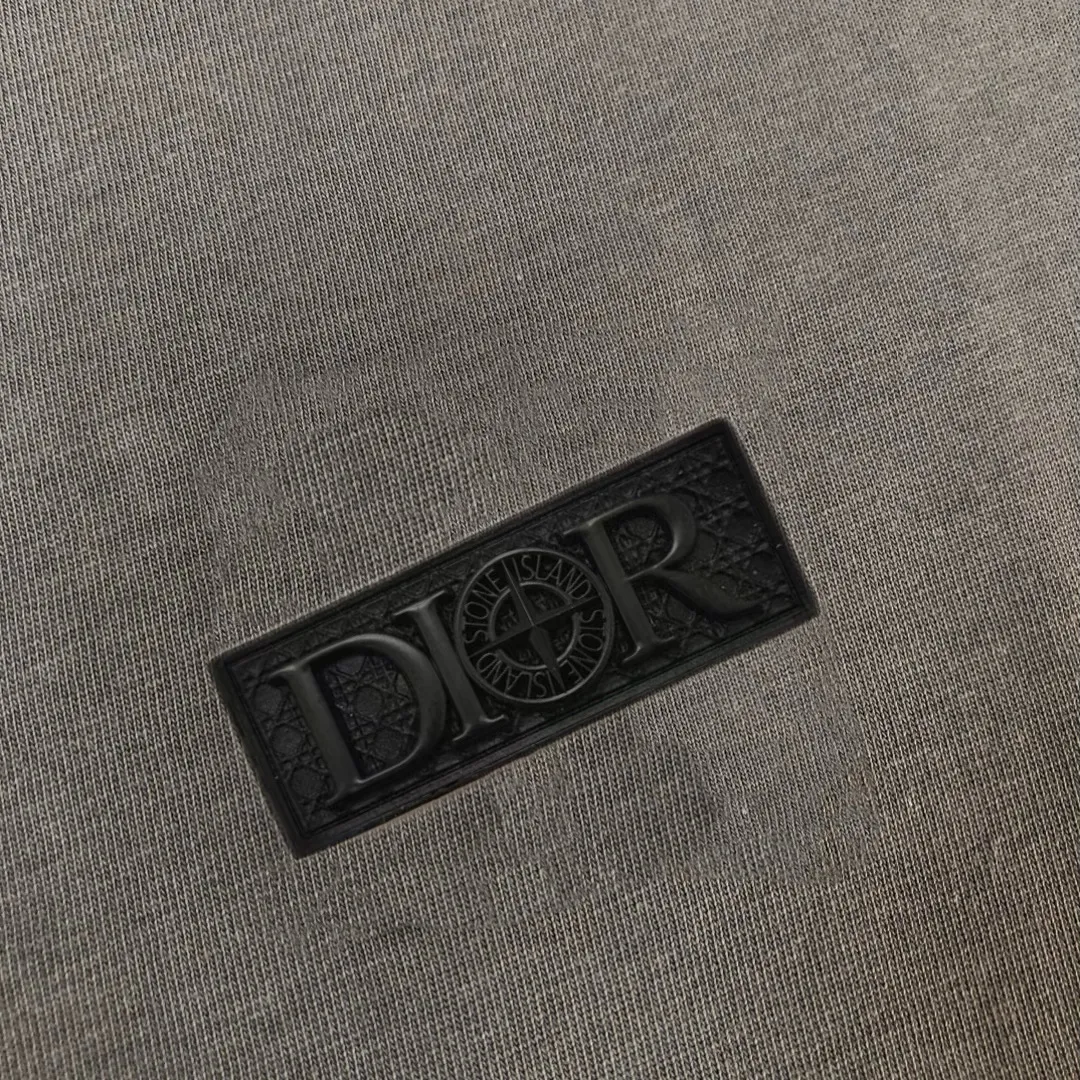 P150 A⭐️Stone Island Latest Couple Style Round Neck Short Sleeve Couple T-shirt ~ Spring and Summer New Product High Quality 🔥🔥Customized Unique Compass Logo Embroidery Logo Embellishment ~ Fashionable and Versatile Trendy Style Customized Imported Fabrics! Comfortable to wear, breathable, fashionable without losing personality, the upper body is casual and casual, handsome and stylish, showing the temperament of a big brand. All three standards are complete! ! Color: Black White Dark Gray Brown Size: SMLXLXXL